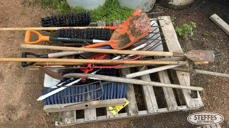 Shovels & pitch forks Farm Support Item