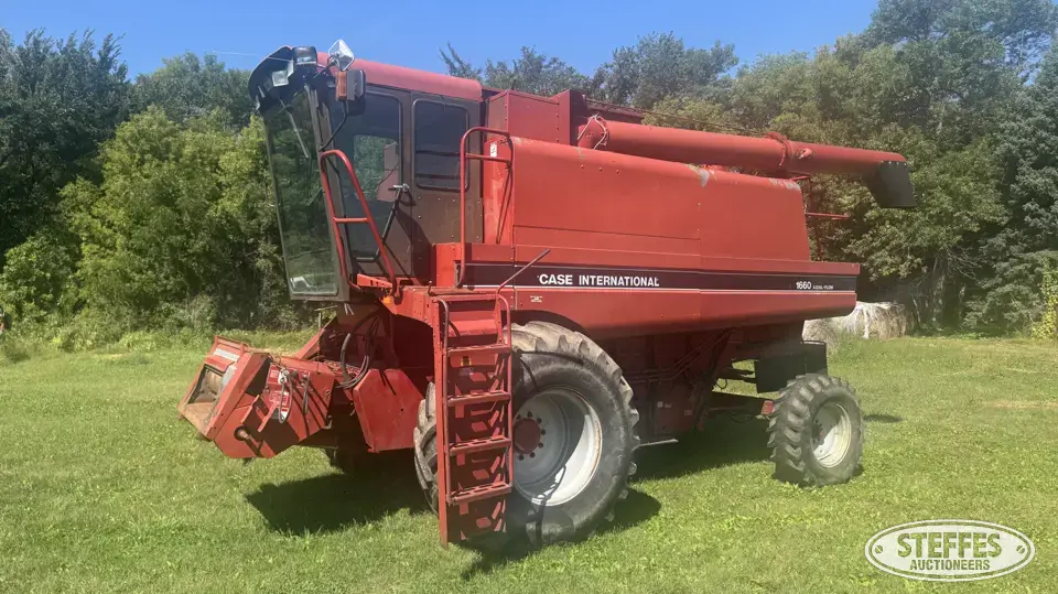 Case IH 1660 Combine