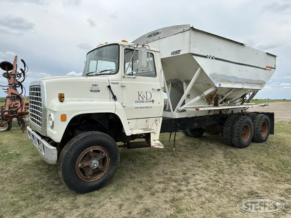 1981 Ford F800 Cab and Chassis Truck