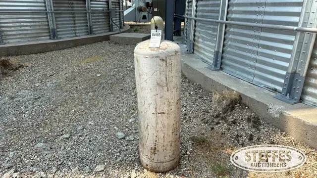 100 lb. propane tank