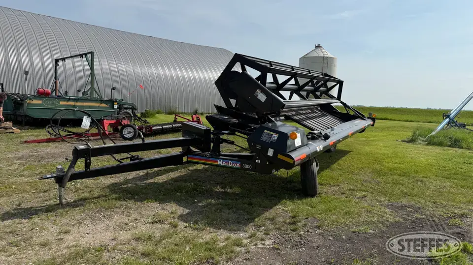 2001 MacDon 3000 Pull-Type Swather
