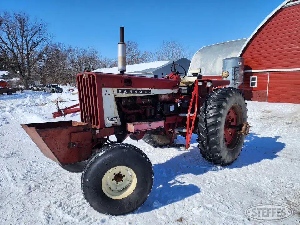 1967 Farmall 806 2WD Tractor