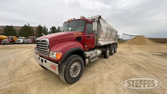 2005 Mack CV713