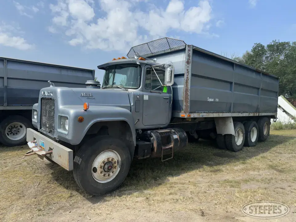 1985 Mack R-Series Tri-Axle Boxed Truck