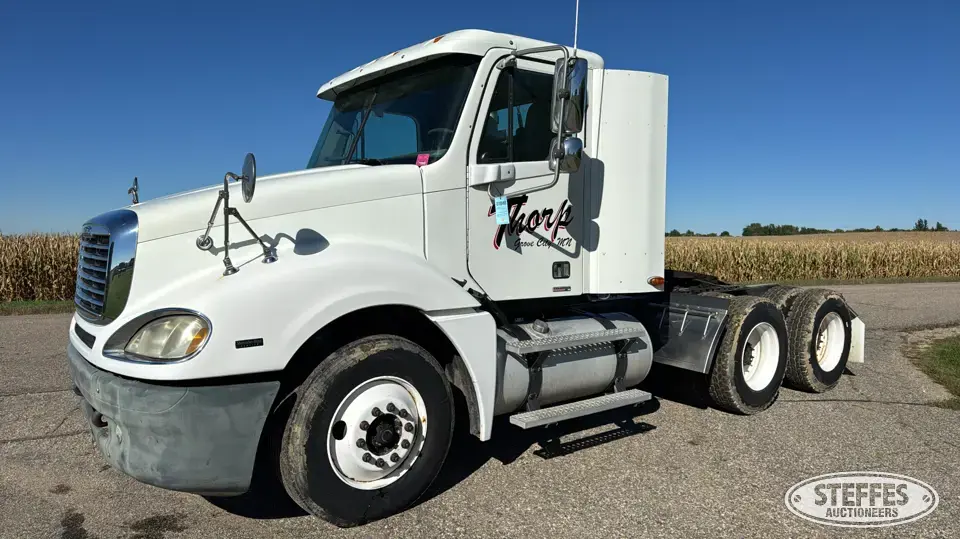 2005 Freightliner Columbia Conventional Truck without Sleeper