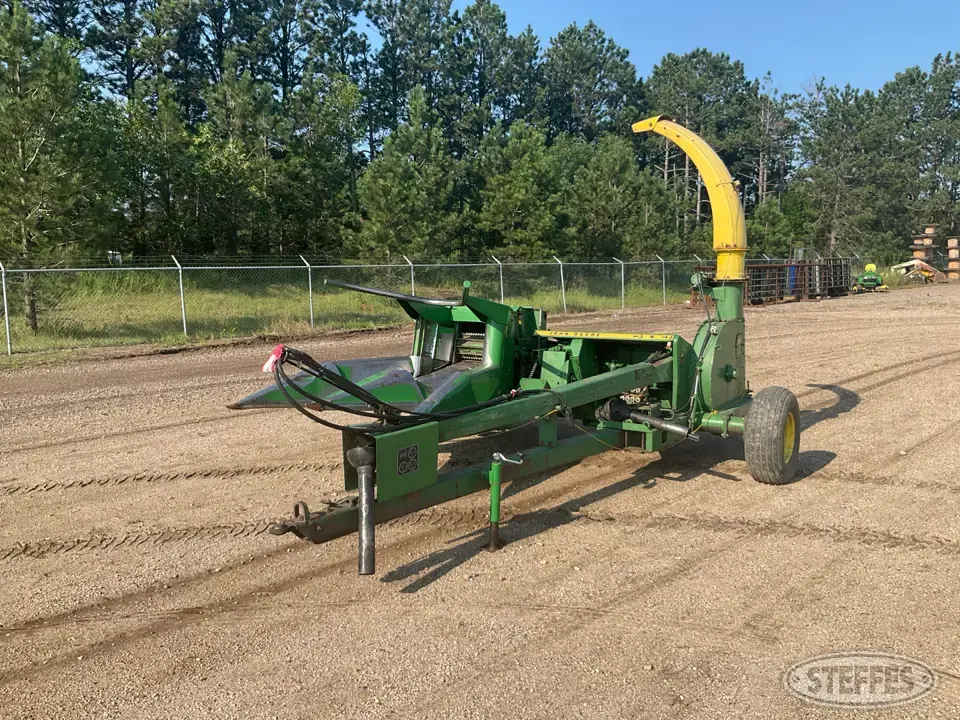 John Deere 3940 Pull-Type Harvester