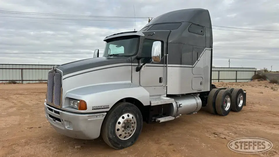 2007 Kenworth T600 Conventional Truck with Sleeper