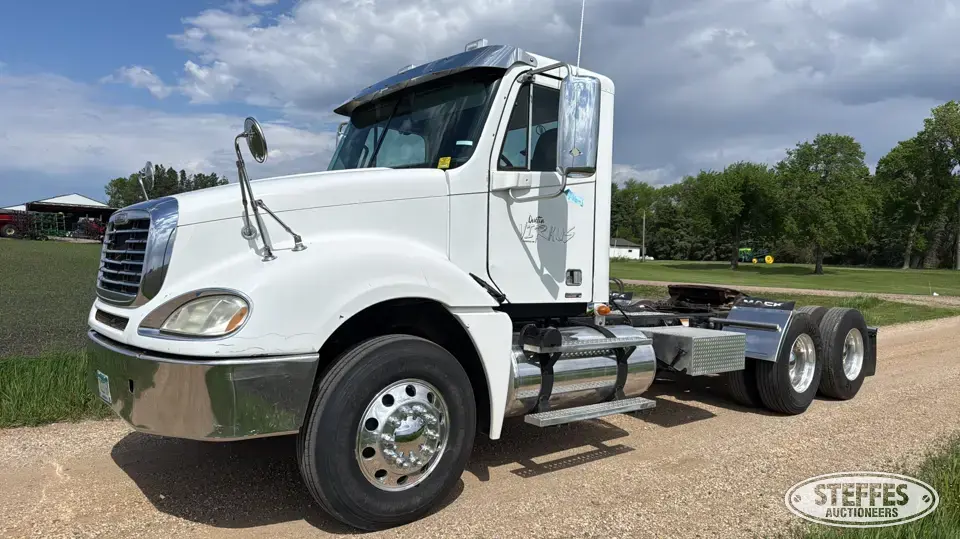 2009 Freightliner Columbia 120 Conventional Truck without Sleeper