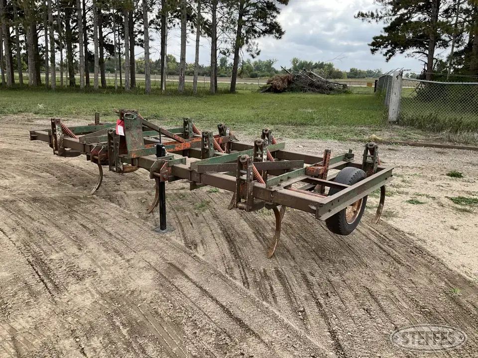 Melroe Chisel Plow