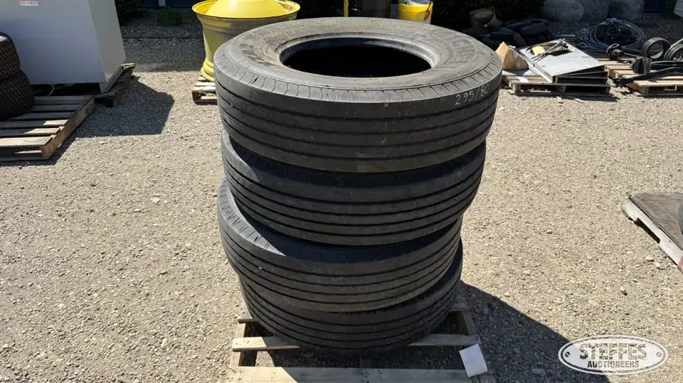 (4) Michelin XZA2 295/80R22.5 tires Truck Tire