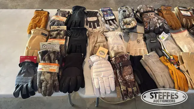 Several pairs medium gloves
