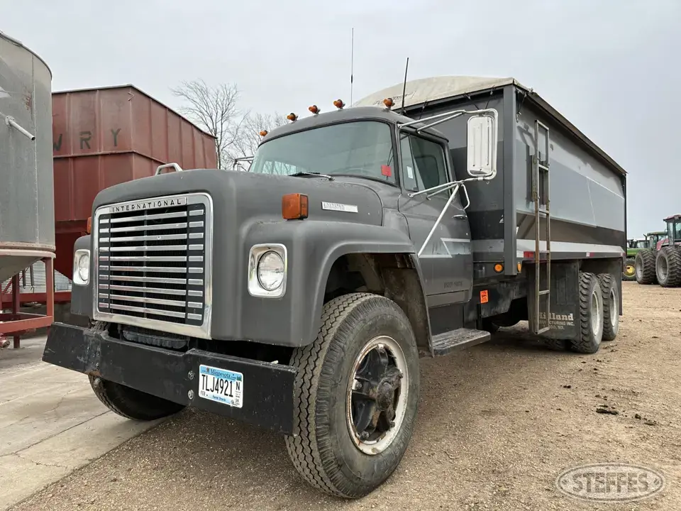 1975 International Loadstar 1800 Tandem Boxed Truck