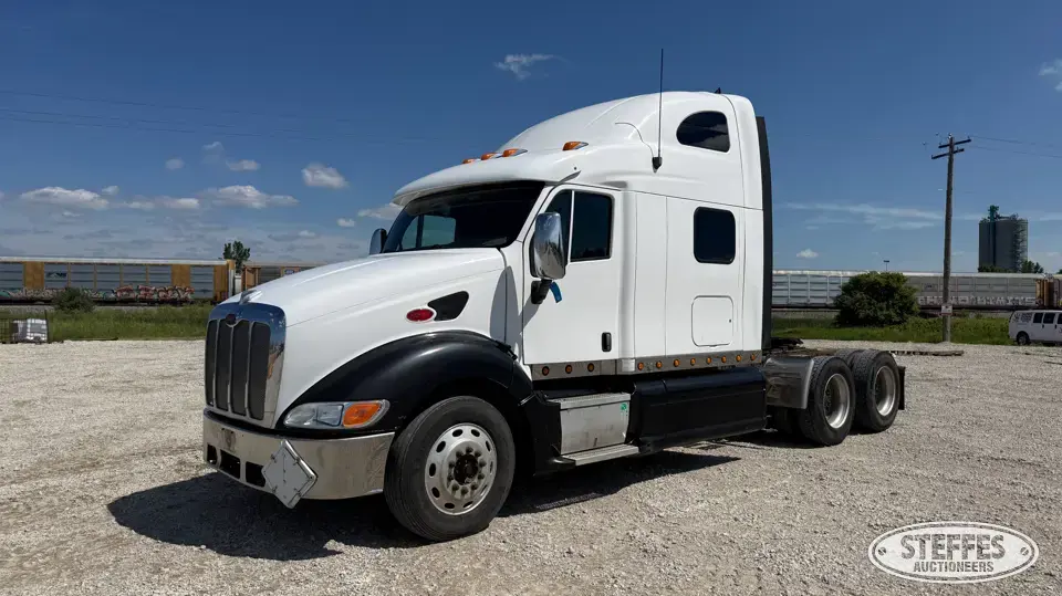 2007 Peterbilt 387 Conventional Truck with Sleeper