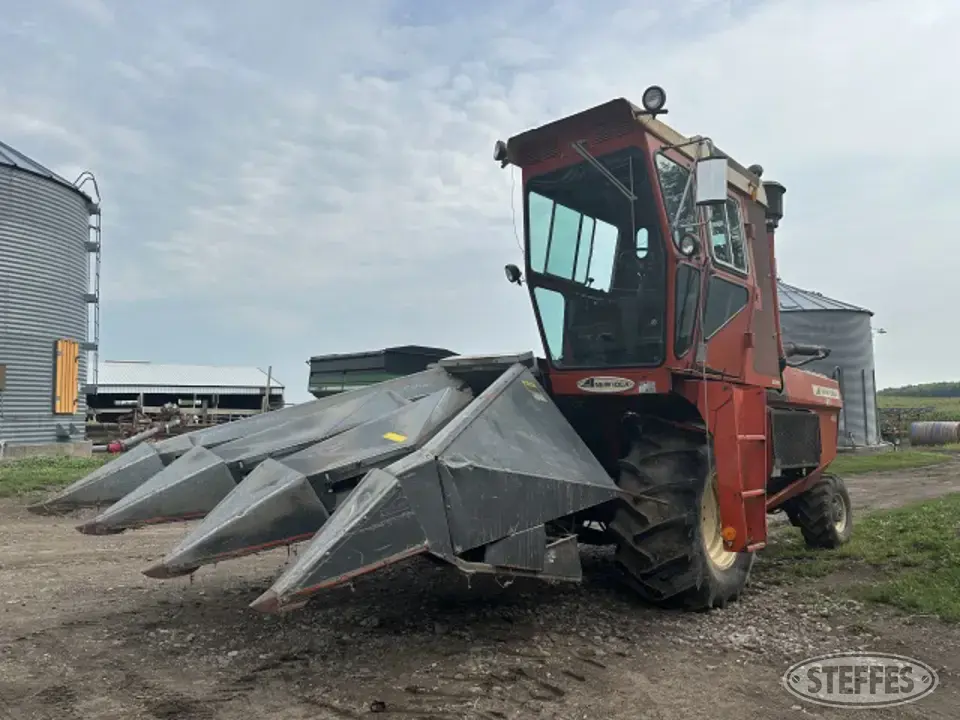 New Idea 709 Self-Propelled Harvester
