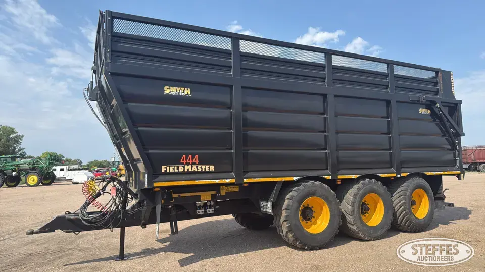 2018 Smyth FieldMaster 26 Super Cube Forage Wagon