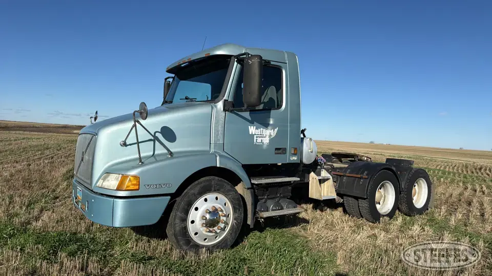 2000 Volvo VNM64T Conventional Truck without Sleeper