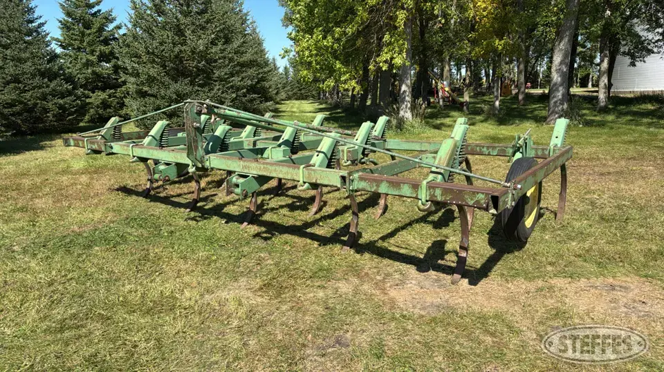 John Deere 1610 Chisel Plow