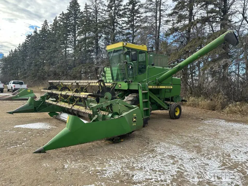 John Deere 4400 Combine