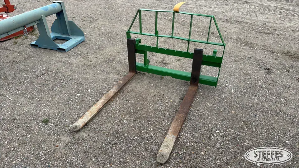 John Deere pallet forks Tractor Loaders and Attachment