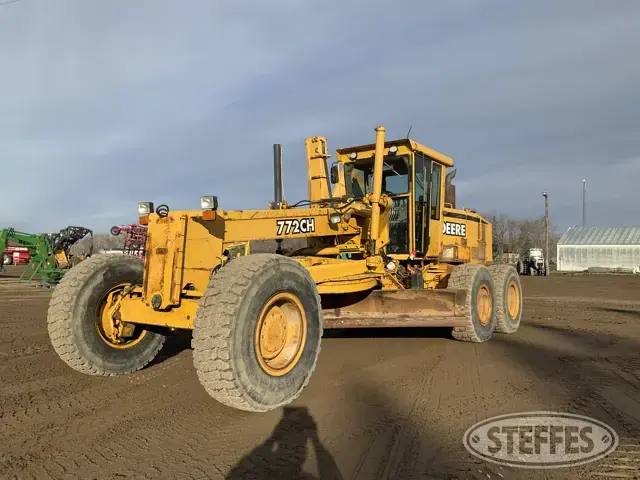 2001 Deere 772CH