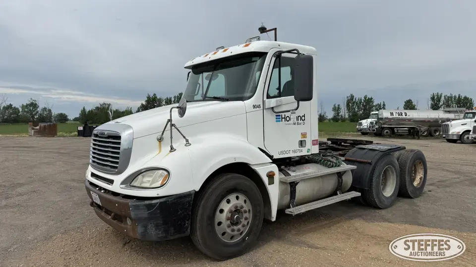 2005 Freightliner Columbia 120 Conventional Truck without Sleeper