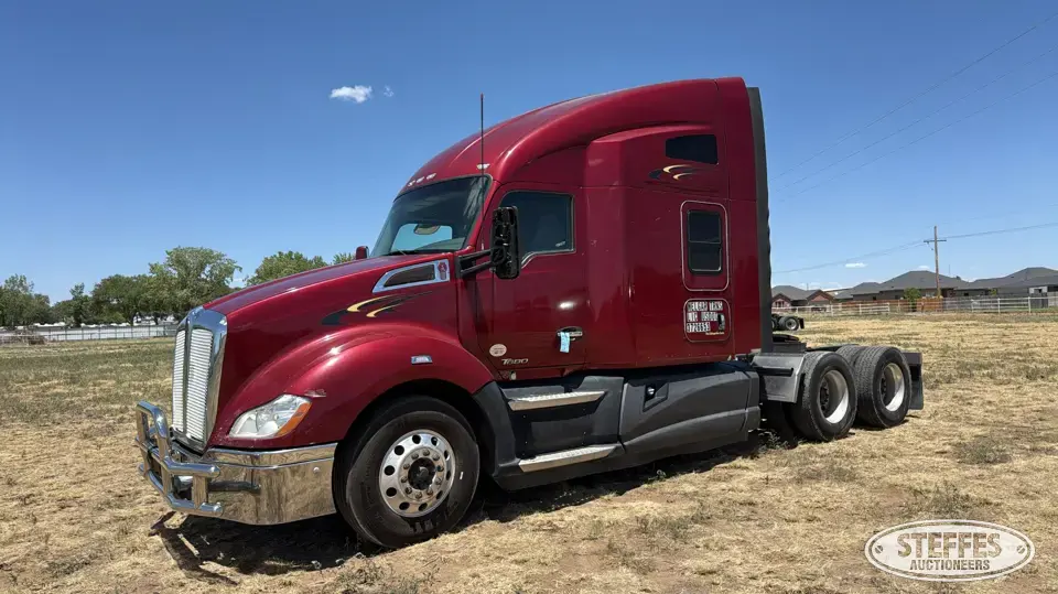 2015 Kenworth T680 Conventional Truck with Sleeper