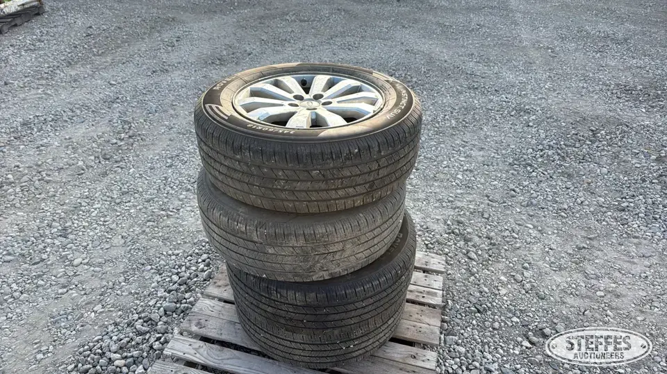 (4) Rovelo Instinct 245/60R18 tires Passenger-Light Truck Tire