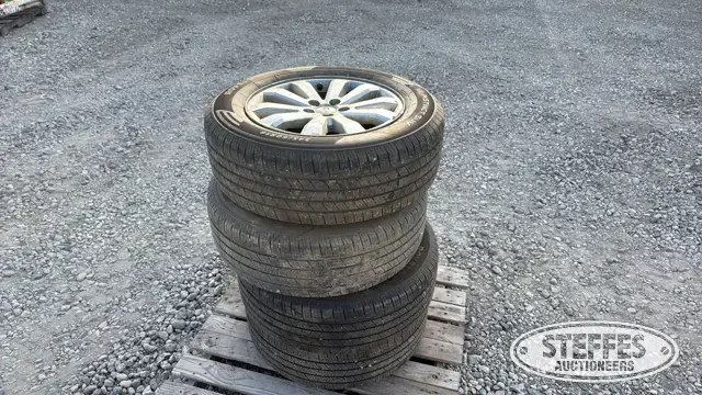 (4) Rovelo Instinct 245/60R18 tires