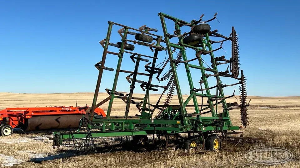 1996 John Deere 680 Chisel Plow