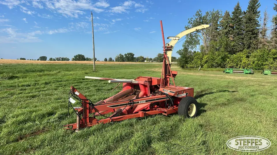Gehl 860 Pull-Type Harvester