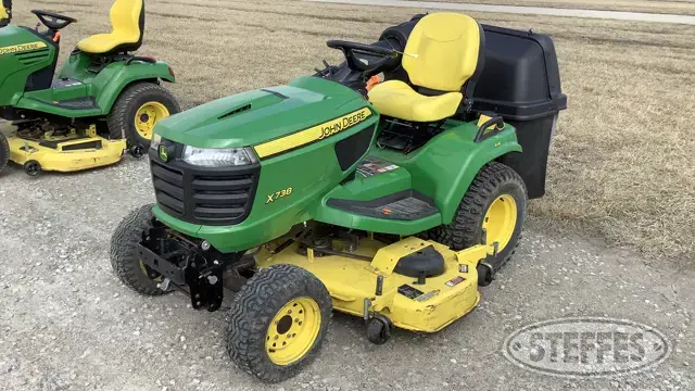 2018 John Deere X738