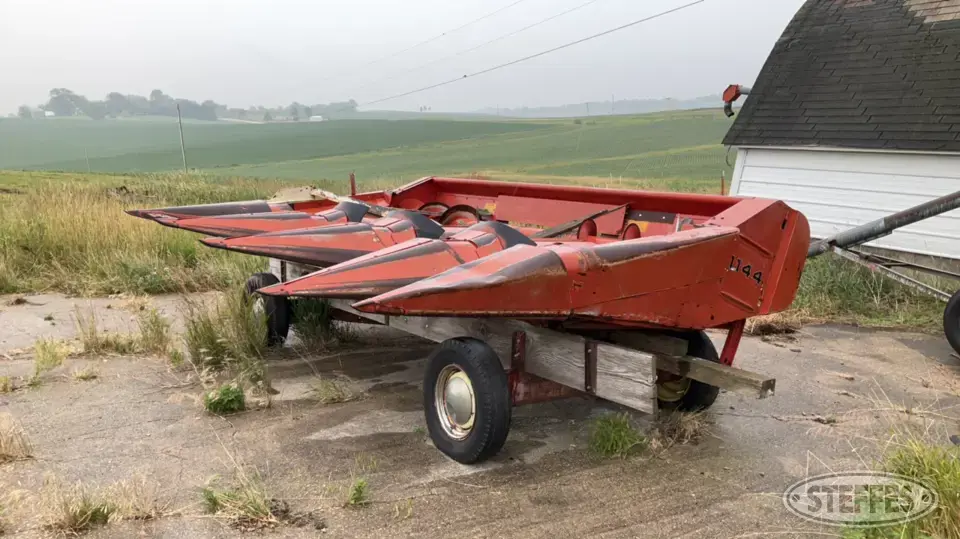 Massey Ferguson 1144 Corn Head