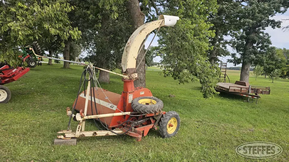 Gehl 72 Pull-Type Harvester