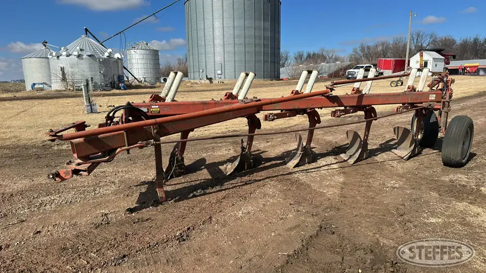 International 720 Automatic Plow
