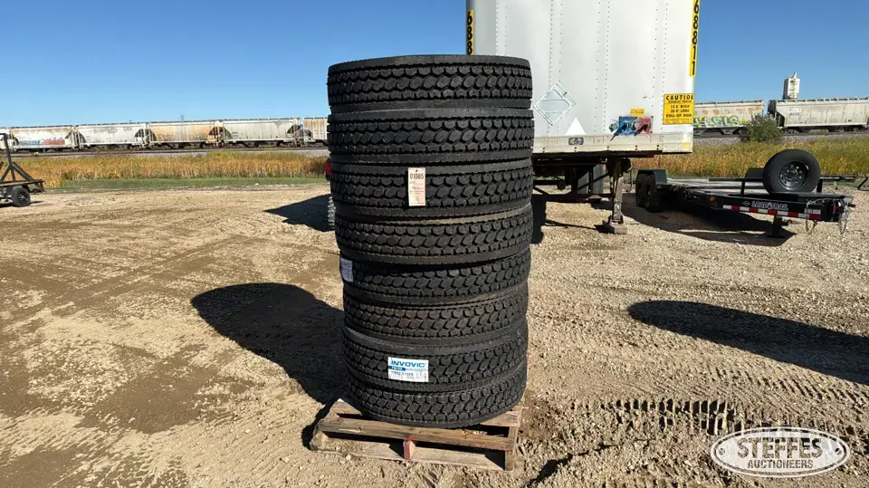 (8) Invovic FM750 11R22.5 tires Truck Tire