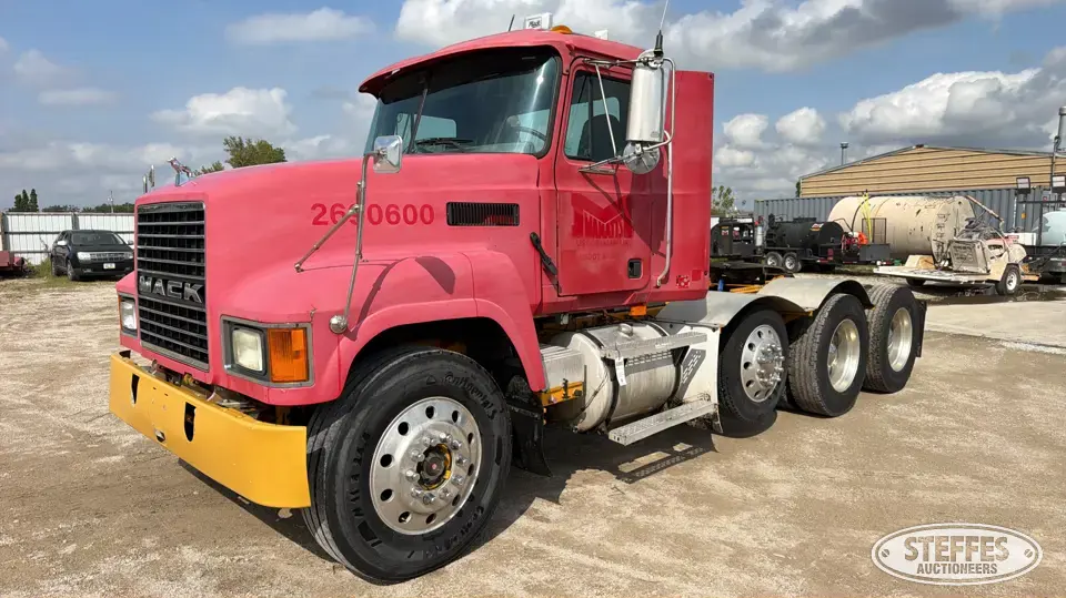 2000 Mack CH613 Conventional Truck without Sleeper