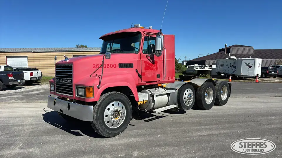 2000 Mack CH613 Conventional Truck without Sleeper