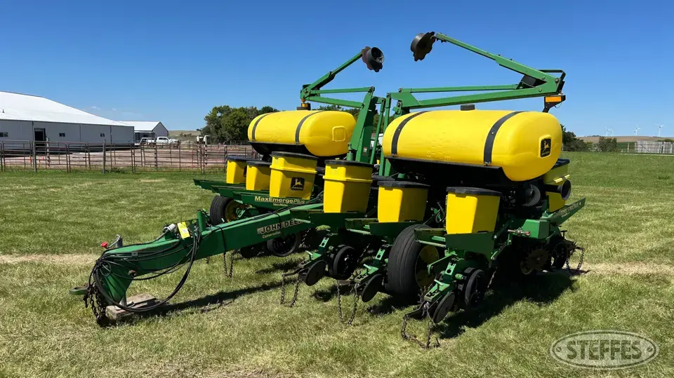 1997 John Deere 1760 12 or More Row Planter