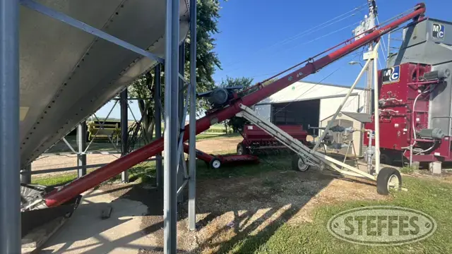 Buhler Farm King 841