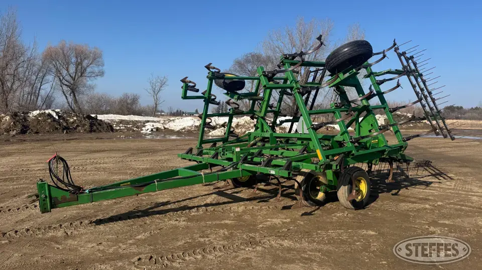 John Deere 960 Field Cultivator