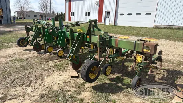 John Deere 875