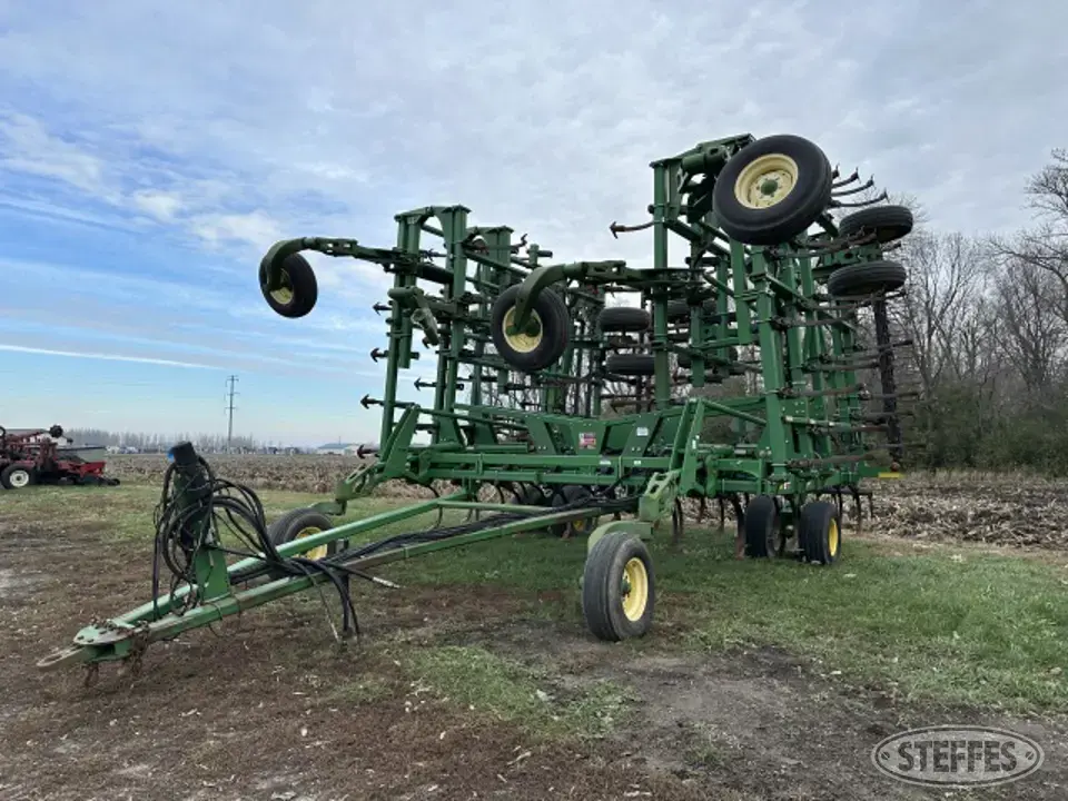 2004 John Deere 2200 Field Cultivator
