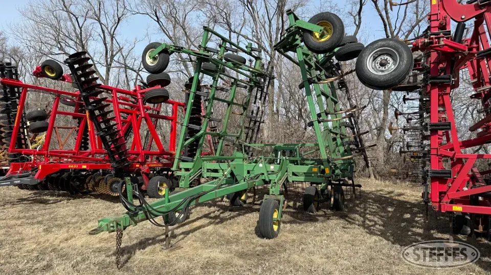 John Deere 680 Chisel Plow