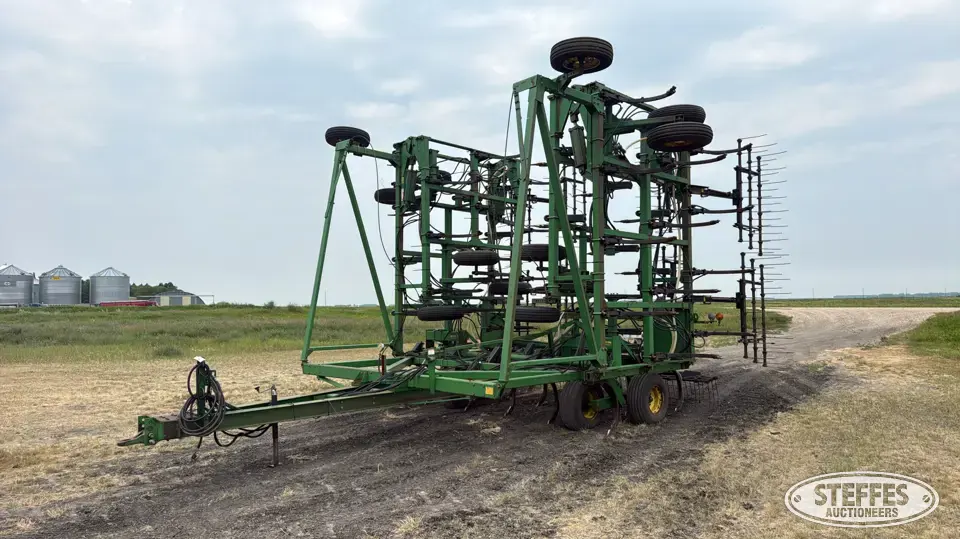 John Deere 1650 Field Cultivator