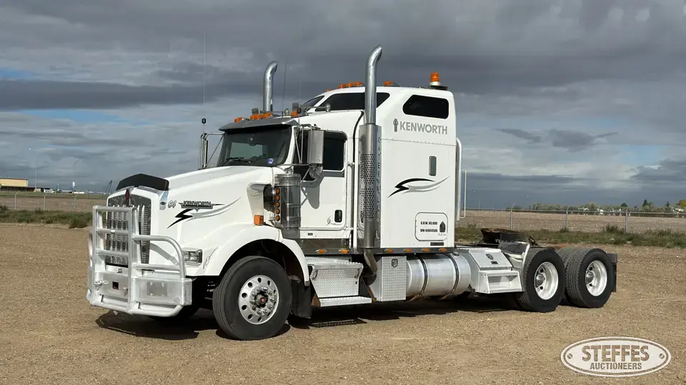 2004 Kenworth T800 Conventional Truck with Sleeper