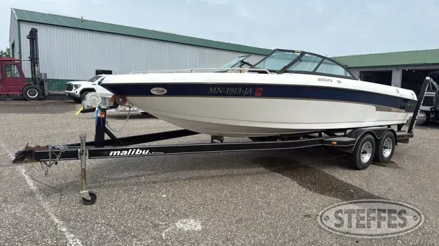 Pre-Owned 2000 Malibu Escape LSV 23', V-Drive, Trailer