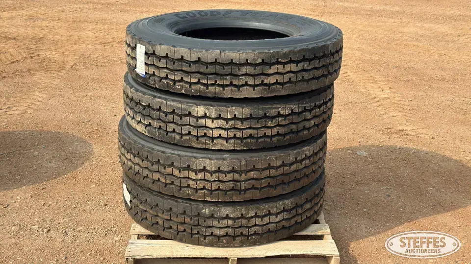 (4) 11R24.5 tires Truck Tire
