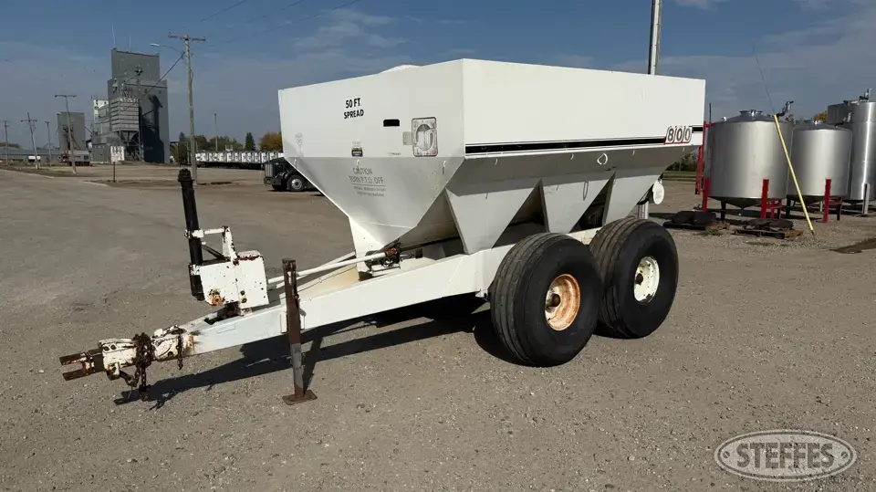 Willmar 800 Pull-Type Dry Spreader