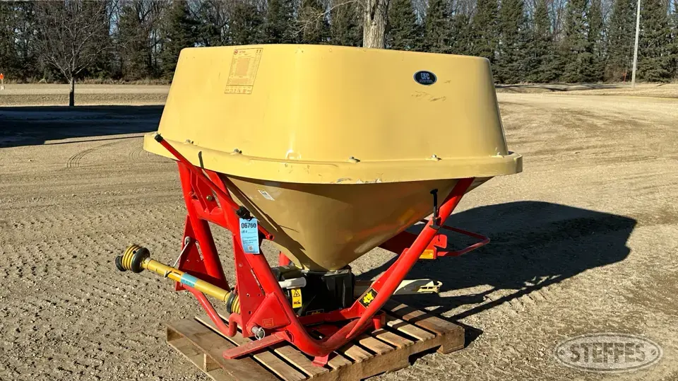 2015 Vicon PS04 Pull-Type Dry Spreader