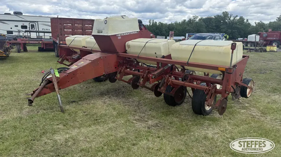 International Cyclo 400 Less Than 12 Row Planter